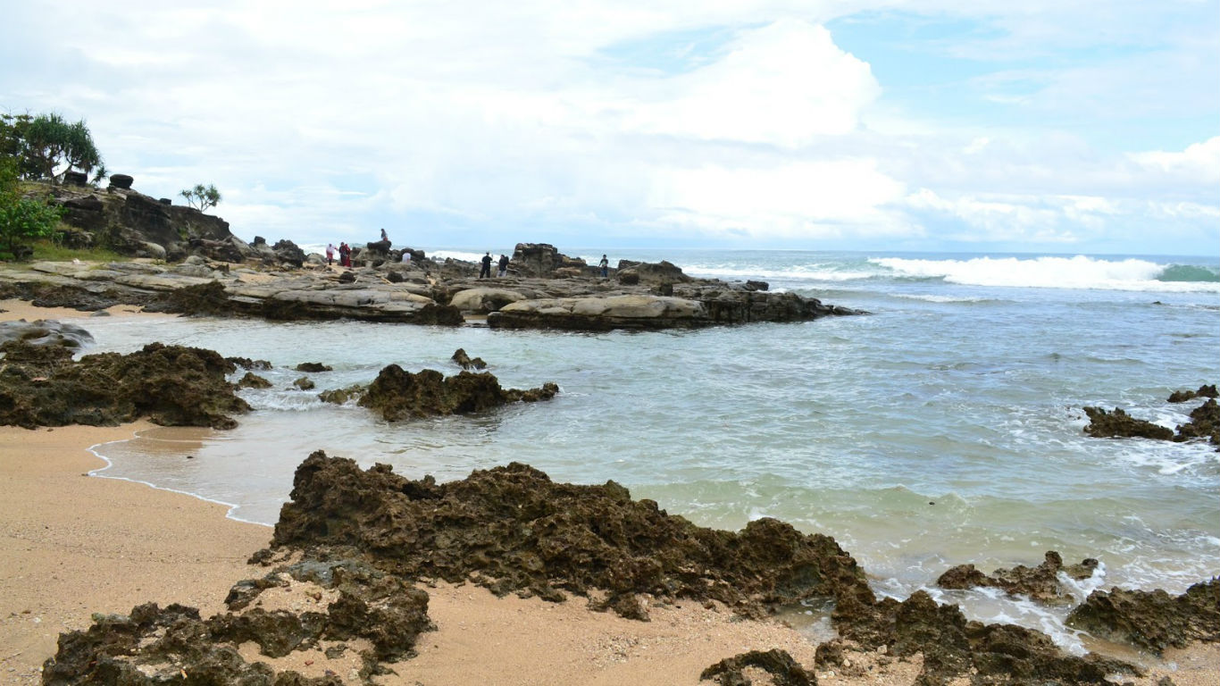 Wisata Pantai Karang Taraje