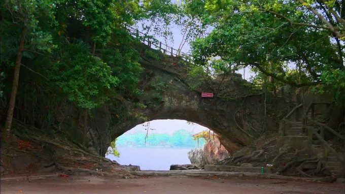 Pantai Karang Bolong Pacitan Menikmati Keindahan Pantai