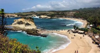 Karang Menjulang Di Pantai Buyutan Pacitan Spade Picnic