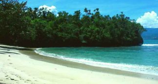 Pantai Holtekamp Rute Menuju Lokasi Dan Harga Tiket Masuk