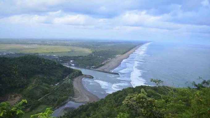 Wow Ada Karang Berlubang Di Pantai Karang Bolong Kebumen