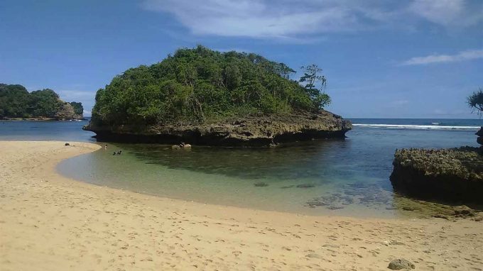 Pantai Kedung Celeng Rute Menuju Lokasi Dan Harga Tiket Masuk