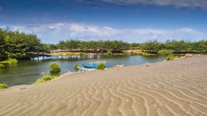 Pantai Laguna Lembupurwo