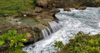 Pantai Karang Bolong Pacitan Rute Menuju Lokasi Dan Harga