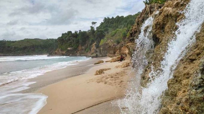 Pantai Pacar Rute Menuju Lokasi Dan Harga Tiket Masuk