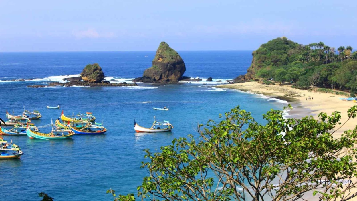 Pantai Tanjung Papuma: HTM, Rute dan Ulasan Pengunjung