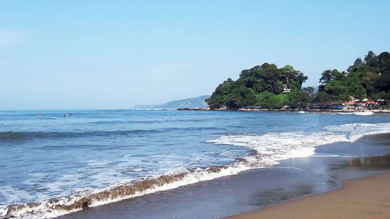 Pantai Pelabuhan Ratu 🏖️ HTM, Rute, Foto & Ulasannya