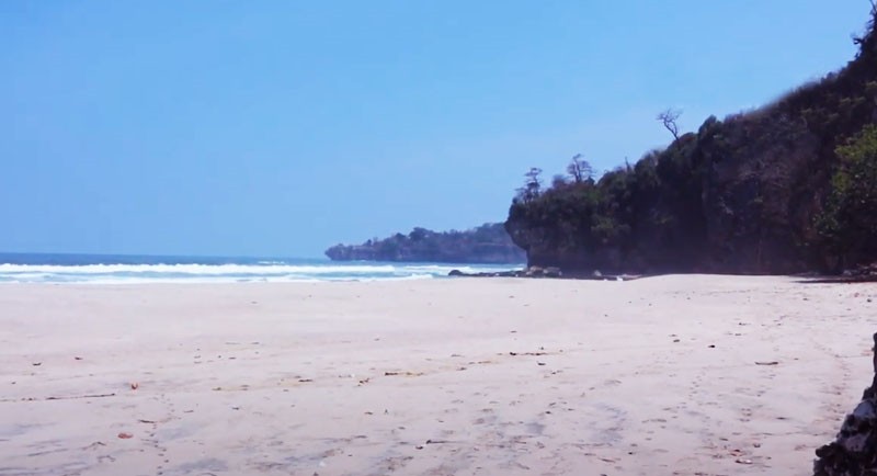 Pemandangan Pantai Goa Langir