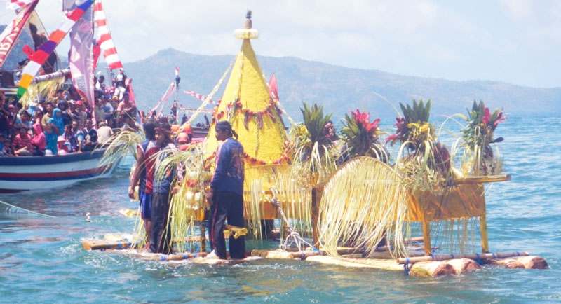 Ritual Pesta Laut Di Pantai Pelabuhan Ratu