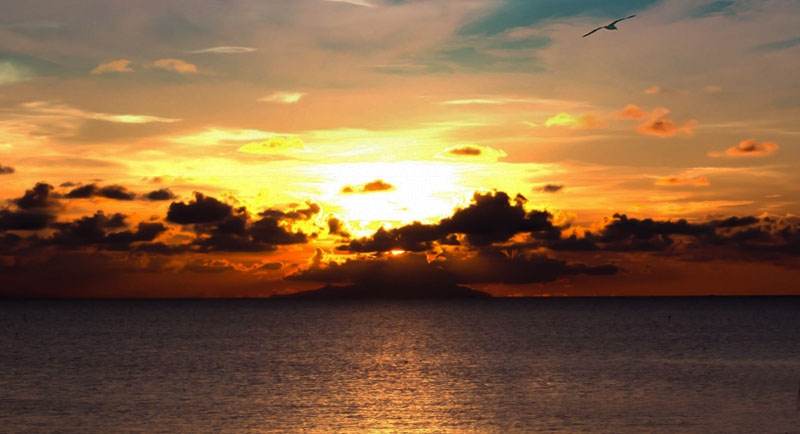 Menikmati Sunset Di Pantai Caruban