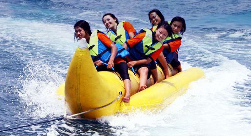 Naik Banana Boat Di Pantai Balongan Indah