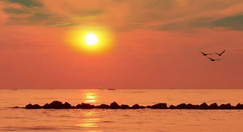 Sunset Di Pantai Tirtamaya