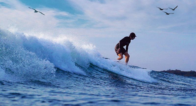 Surfing Di Pantai Marosi