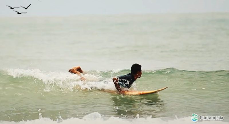Surfing Pantai Teleng Ria